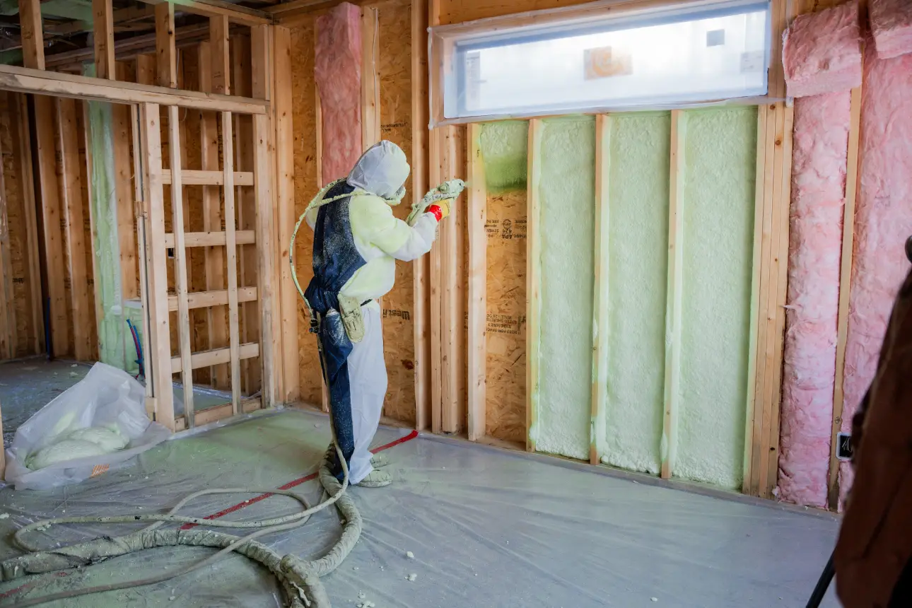 What is the Difference Between Spray Foam and Fiberglass Insulation?